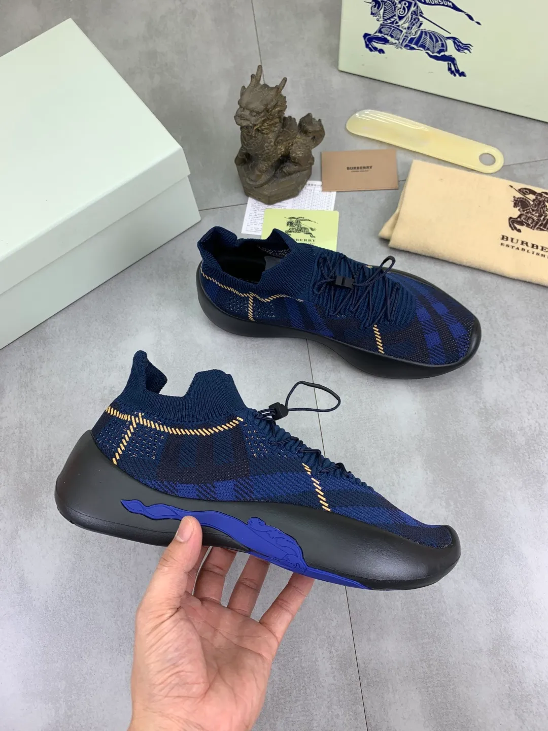 Men's Men's Shoes 💰P620 💰【New Style】Top Version 🆘【Burberry】New Burberry Fly Knit Shoes are now available with perfect workmanship! 🔥Perfect shape and top quality🙈Non-slip and wear-resistant high-end rubber outsole👣Versatile and comfortable shoes, standard size: 39-45 (customized 38-46) 2️⃣colors available Top-quality packaging